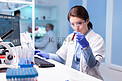 生物技术专家女科学家在制药实验室用血管进行研究