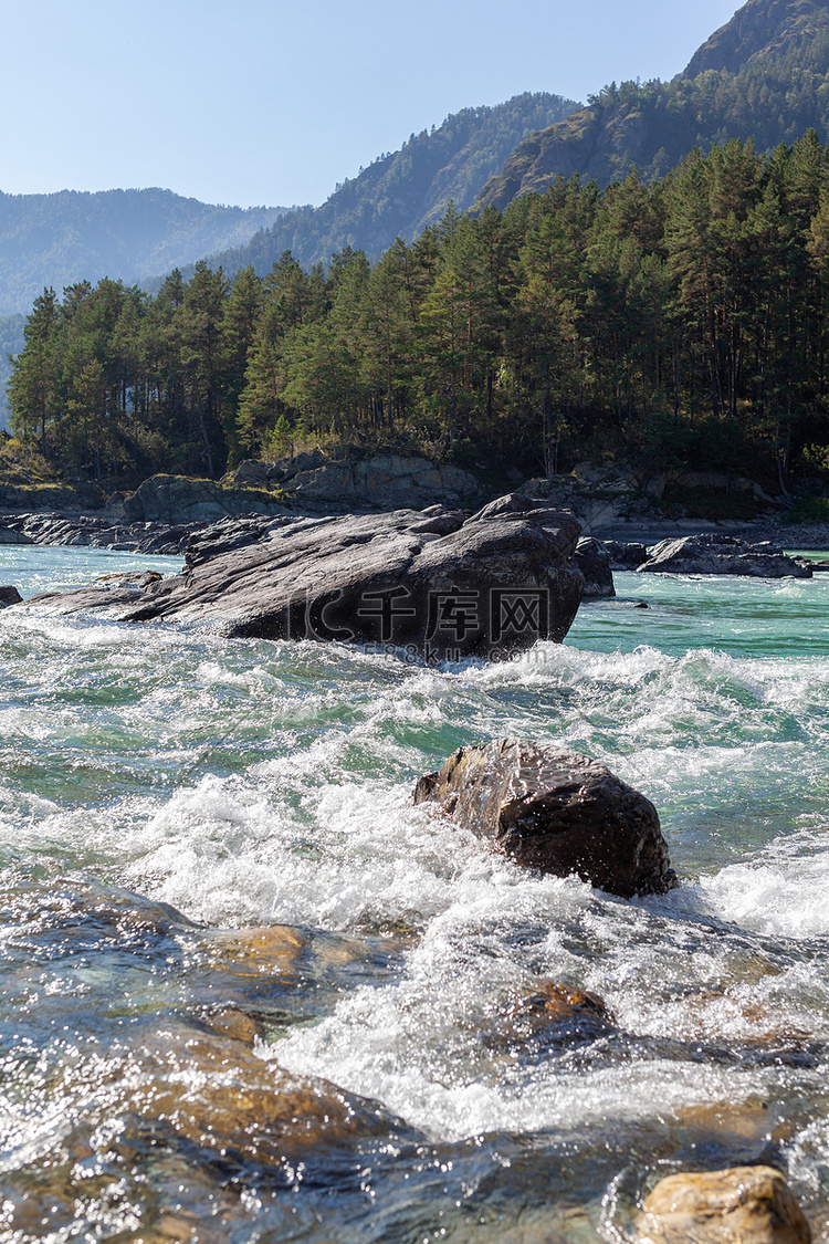 一条水流湍急、宽阔、水流充足的山间河流。高清摄影大图-千库网