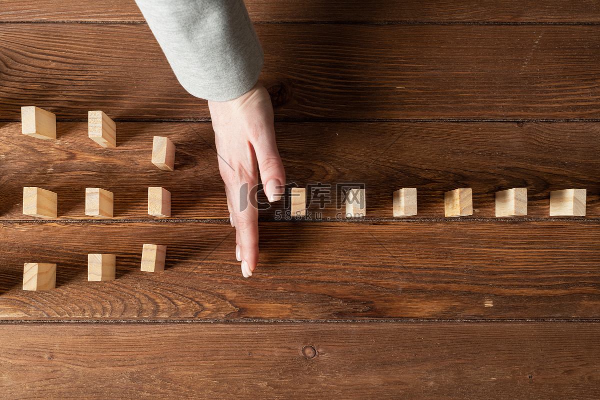 女商人手停止多米诺骨牌效应高清摄影大图-千库网