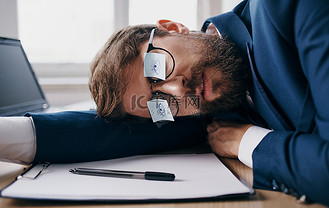 趴在桌子上睡着了图片_趴在桌子上睡着了素材-趴在桌子上睡着了图片
