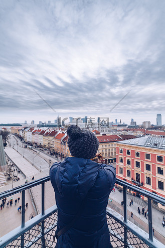 冬季,游客从塔楼眺望华沙市中心