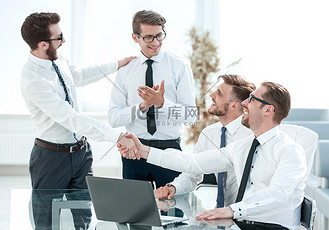 集体手图片素材_在工作场所握手业务同事