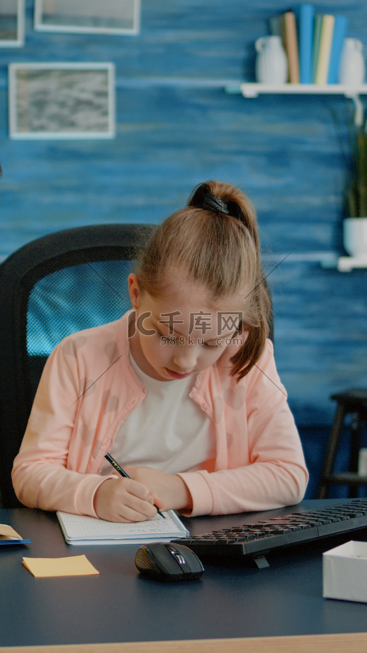 幼儿与母亲一起做作业进行远程教育高清摄影大图-千库网