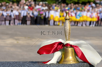 上课铃化学测试和几何罗盘矢量学校黑板上的粉笔教育商店秋季促销活动