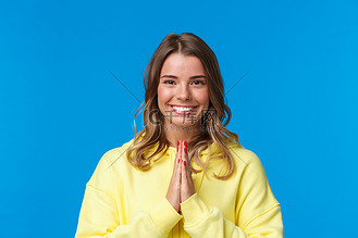 可爱开朗微笑的短发金发女孩的特写肖像,双手合十或祈祷手势,感谢帮助