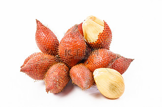 在白色背景上分离的泰国蛇果,salak 或 sala 果子.