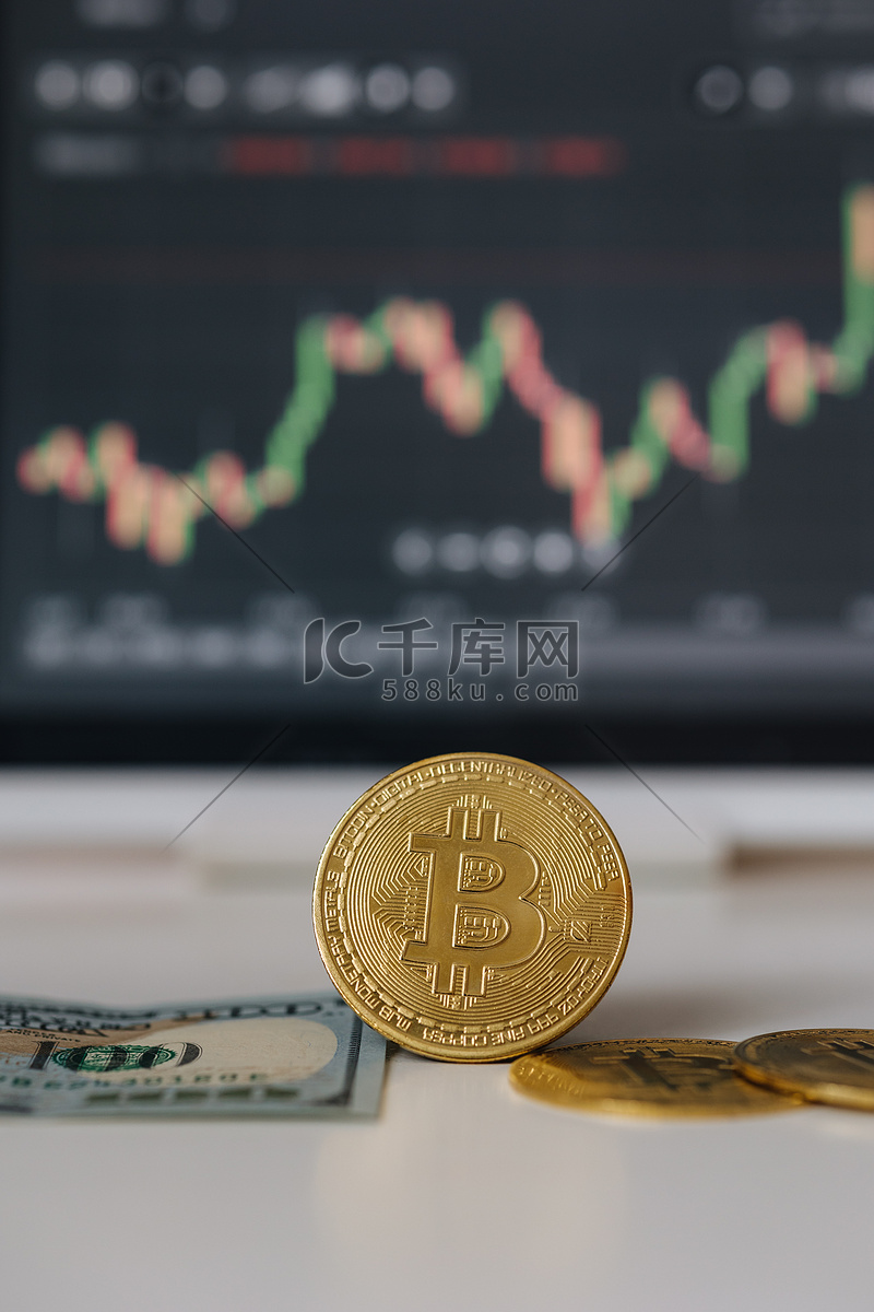 黄金比特币加密货币和美元在平板电脑背景上与股票图。高清摄影大图-千库网