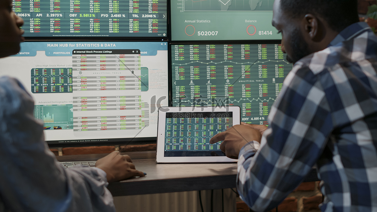 经纪商团队使用平板电脑分析外汇交易数据高清摄影大图-千库网