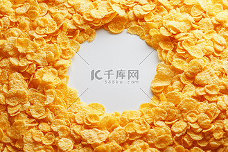 从上面看,金色玉米片全框,中间有空的圆形复制空间
