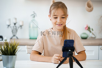 用手机进行视频通话的白人小女孩