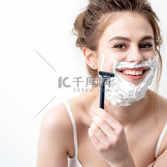 女人用剃刀刮脸