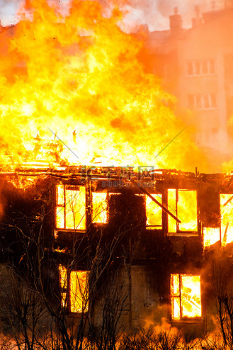 房子着火了
