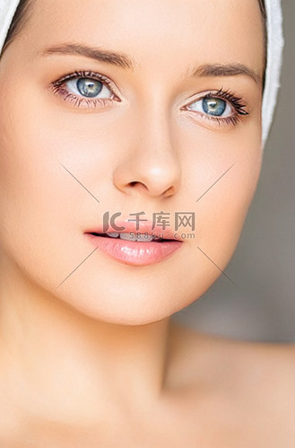 皮肤护理和美容常规,头裹白毛巾的美女,护肤化妆品和面部美容