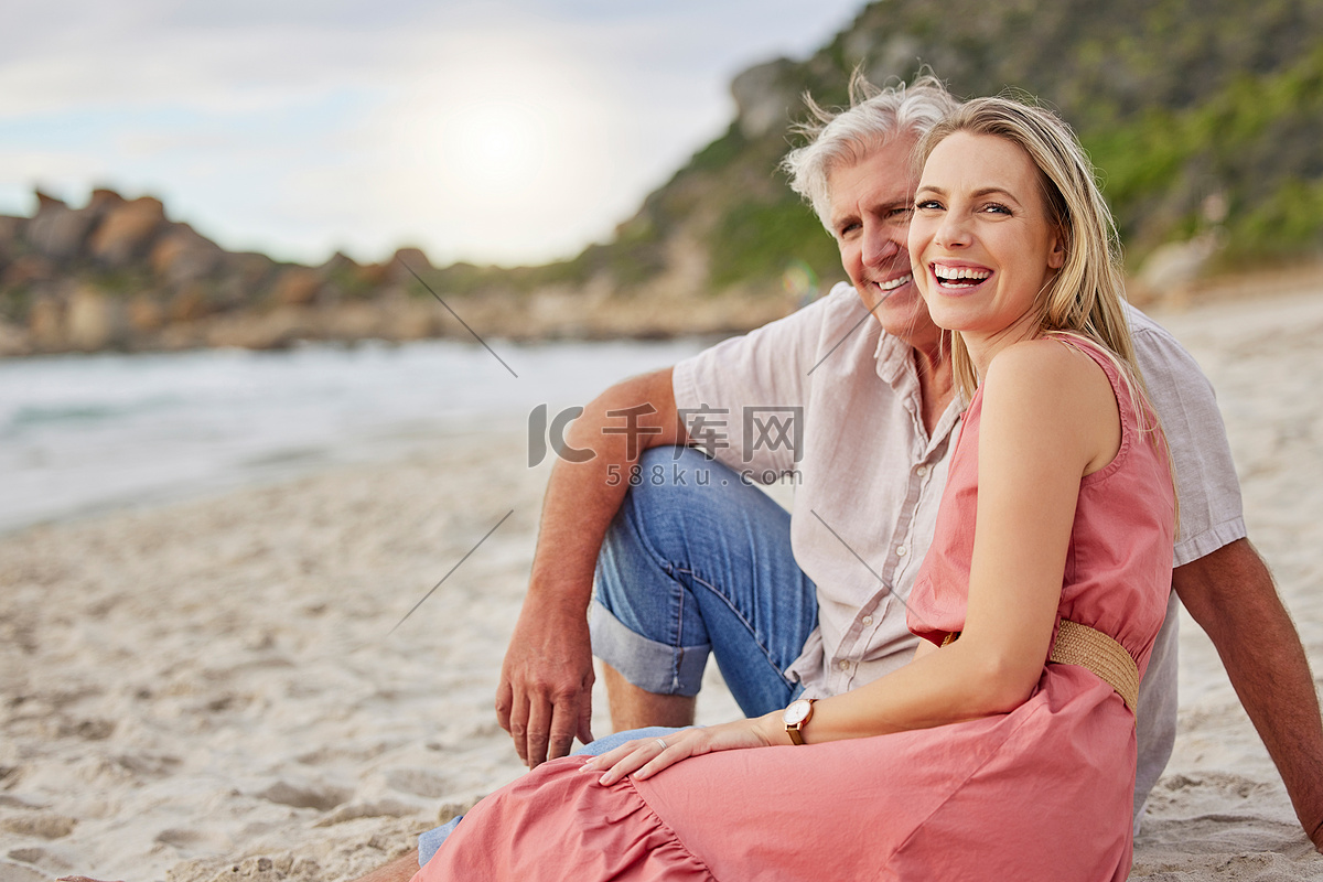 一对成年游客夫妇以海滩为背景，用智能手机自拍。积极的老年人在度假。插画图片素材_ID:400929100-Veer图库