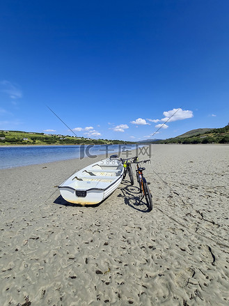 纳林图片素材_在爱尔兰多尼戈尔郡格威巴拉湾骑自行车和乘船享受户外活动的概念