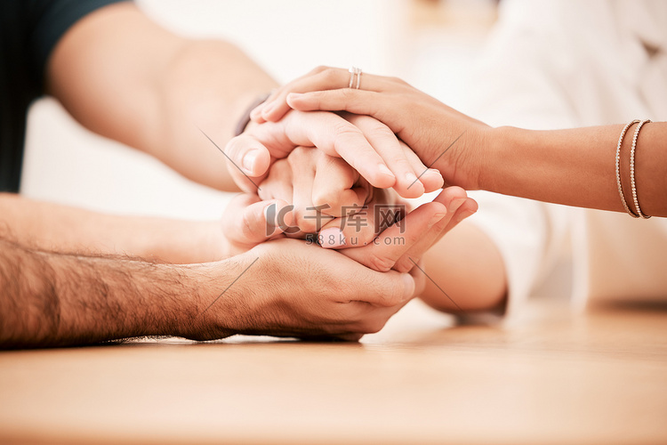支持、关怀和家人在餐桌上手牵着手，表达同理心、爱和希望。高清摄影大图-千库网