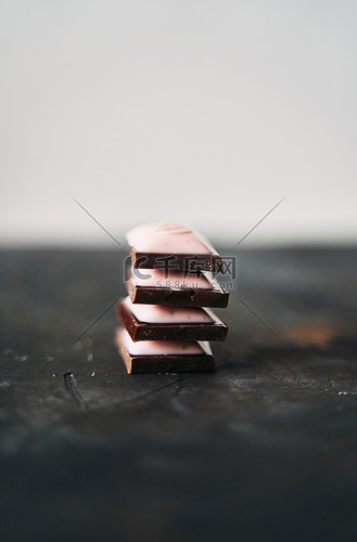 四块糖果图片素材_有选择地关注深色背景上的四块巧克力片.