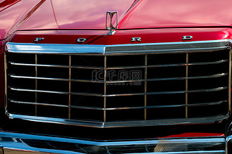 波兰弗罗茨瓦夫,2021年8月25日:一辆红色旧福特汽车的前视图.