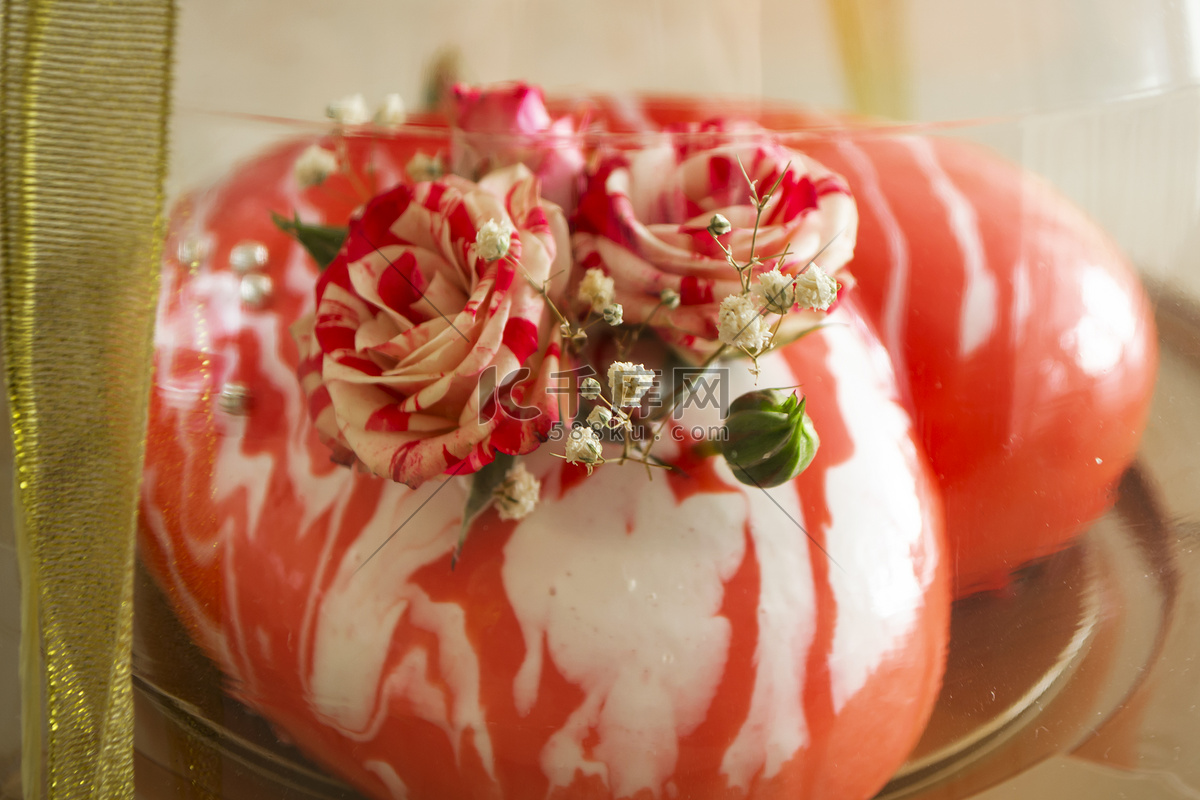 法国慕斯蛋糕覆盖樱桃釉孤立的白色。红色现代欧式巧克力装饰甜点。照片摄影图片_ID:300158744-Veer图库