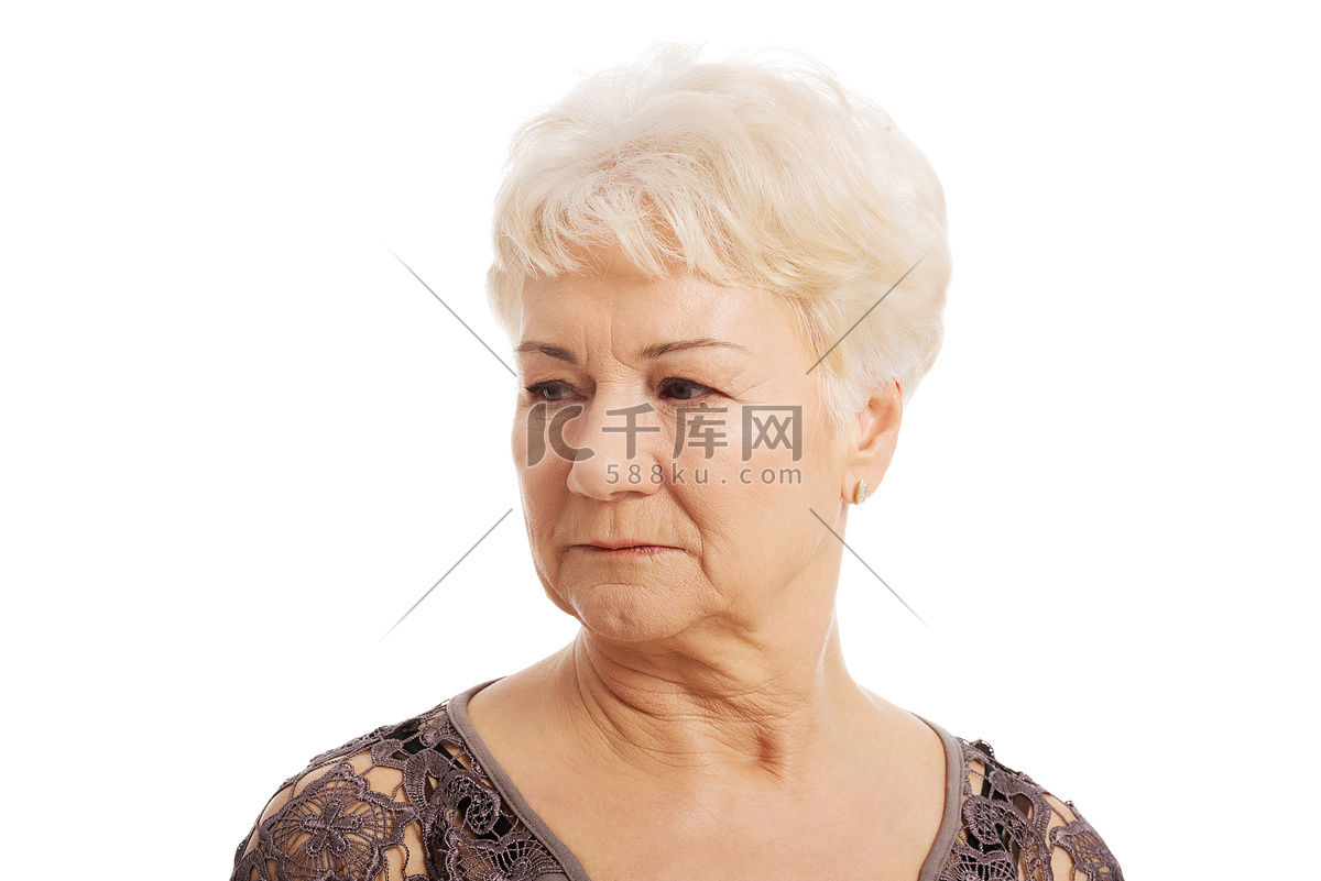 一位白发苍苍、戴着蓝色眼镜、身穿牛仔布的时髦老太太站在户外阳台上。照片摄影图片_ID:414810178-Veer图库