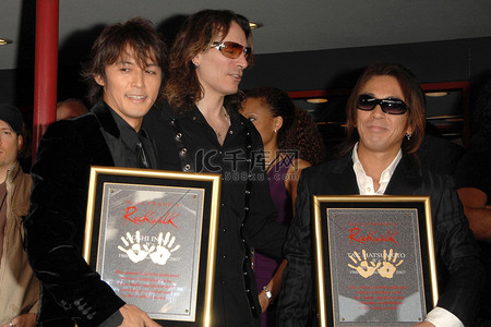Koshi Inaba 与 Steve Vai 和 Tak Matsumoto 一起出席 Bz 乐队进入好莱坞 Rockwalk 的入职仪式 ...