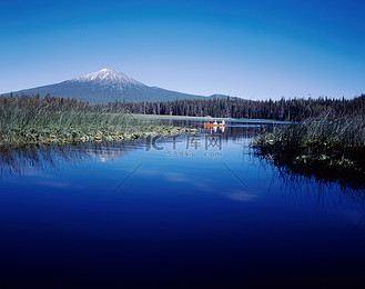 霍夫高清背景图片_俄勒冈州的霍斯默湖 (Hosmer Lake) 与学士山 (Mount Bachelor)