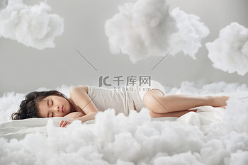 云摄影图片图片素材可爱的小女孩躺在云朵上