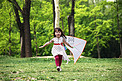 一个小女孩在户外放风筝