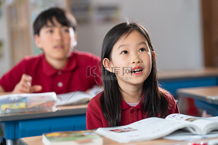 学生在教室里上课高清摄影大图-千库网