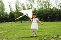 一个小女孩在户外放风筝