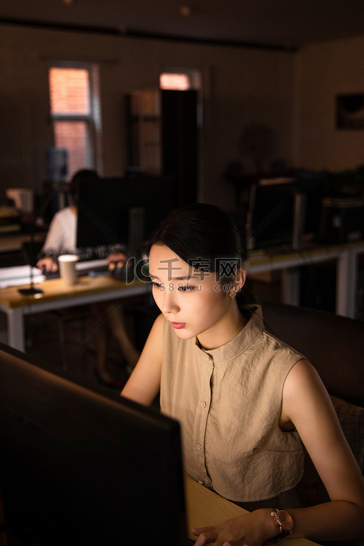 在办公室加班的商务女士高清摄影大图-千库网