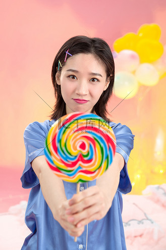拿着棒棒糖的年轻女孩