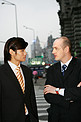 上海街头两位中外商务人士交谈