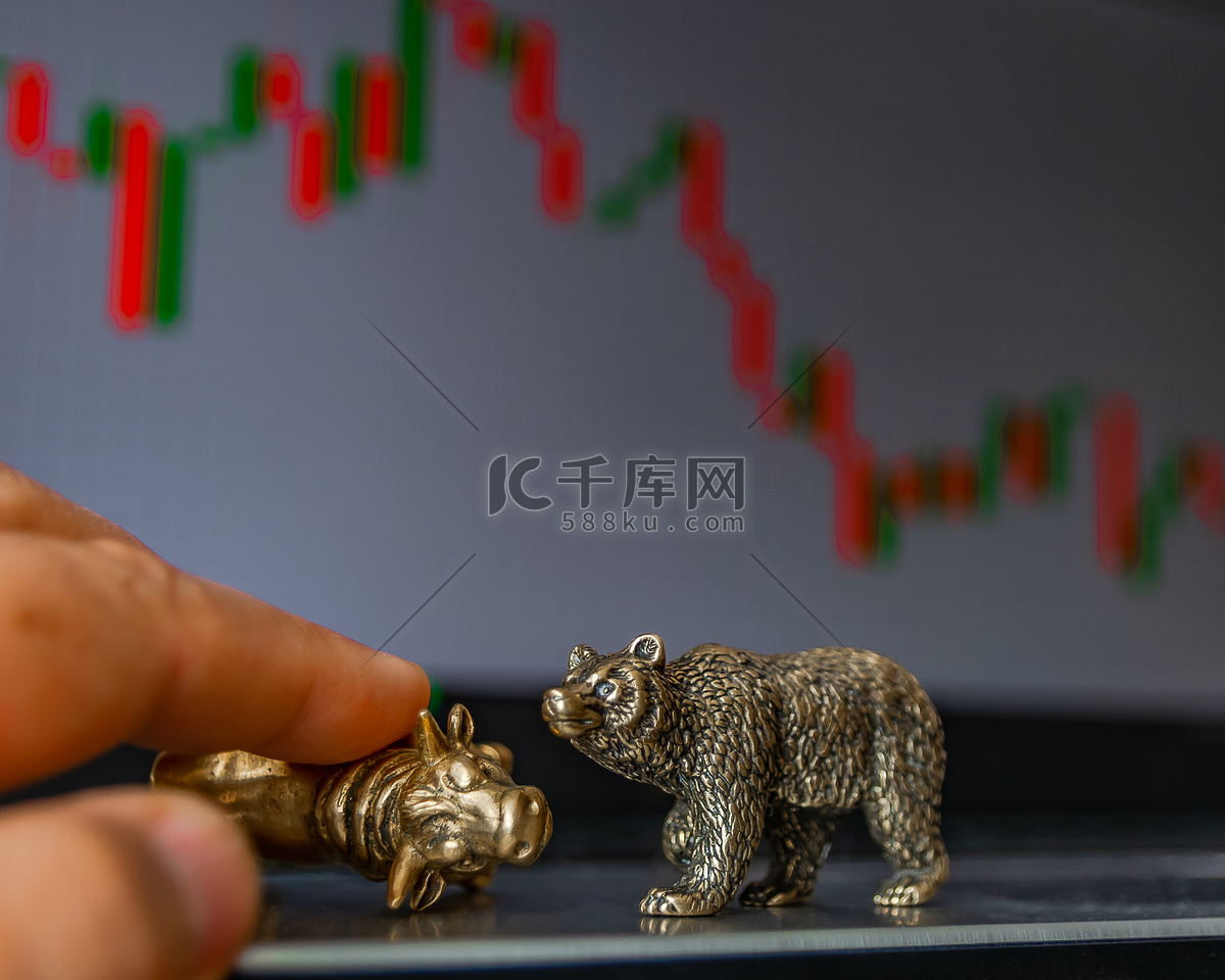 牛市和熊市作为股票交易的象征，在模糊的价格图形背景。商品与金融市场象征意义的概念.高清摄影大图-千库网