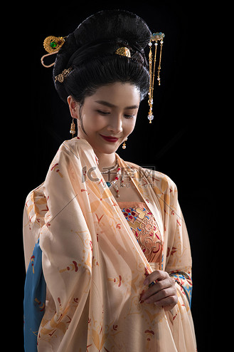 害羞的古装美女