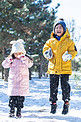 快乐儿童在雪地上玩耍