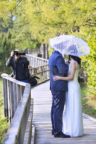 婚礼摄影师图片素材_婚礼摄影师拍照的新郎和新娘