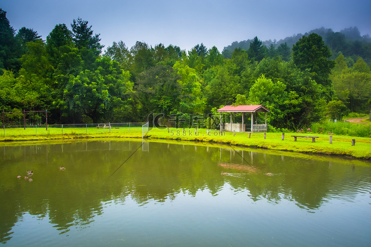 Pond in Rosman, North Carolina. 高清摄影大图千库网