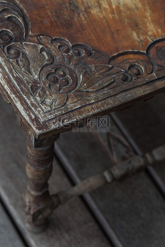 旧的老式木制深色桌子