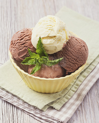 巧克力和香草冰淇淋