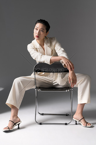坐的美女模特图片素材_时尚青年女人坐椅子上摆造型