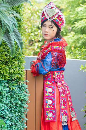 苗族年轻女子的肖像;东亚和东南亚苗族或苗族传统服装文化中的亚裔