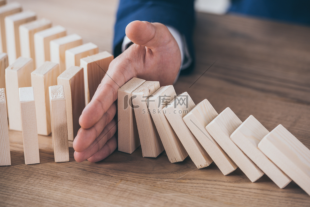 偏颇地看待风险管理人阻止掉落木块的多米诺效应高清摄影大图-千库网