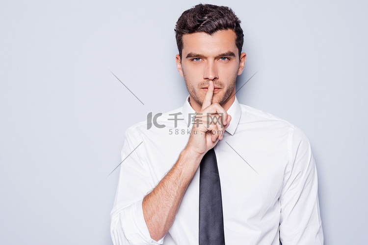 男子举行手指上嘴唇高清摄影大图千库网