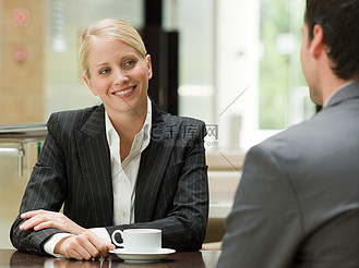 商务人士在餐馆里面对面