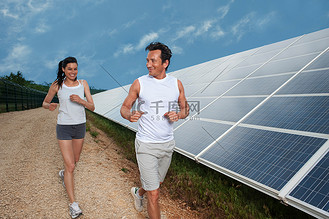 霍夫高清背景图片_一对夫妇沿着太阳能电池板慢跑
