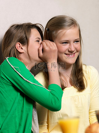 国家保密图片素材_女孩在朋友耳边窃窃私语