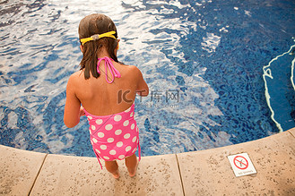 在党50年徽章图片素材_年轻女孩站在池边角度很高