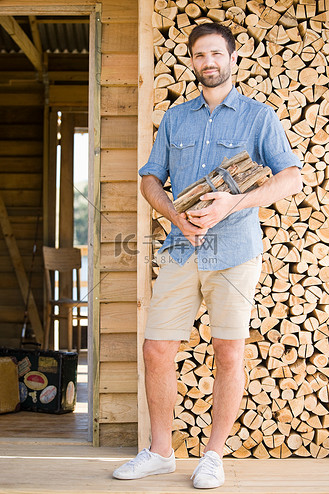 木桐山庄logo图片素材_站在木屋外的男子
