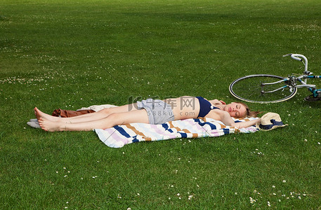 在公园里做日光浴的女人高清摄影大图-千库网